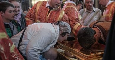 Catholic Prophecy – Fatima Fulfilled?   300,000 Russians in Moscow Stand in Huge Line for Up to 10 Hours to Venerate Relics of Saint Nicholas… Putin Pays Respects