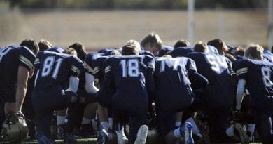 US Senator: “Coaches who kneel in silent prayer are fired, not celebrated”