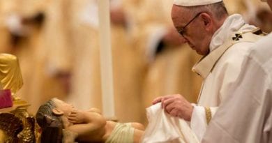 In Christmas message Pope Francis prays for peace, laments ‘winds of war’