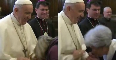 Video – Pope Francis refuses to let Catholics kiss his ring – Strangely pulls hand away. Strange times