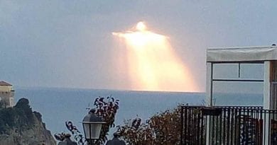“I am preparing you for new times”  … Jesus in the sky of Agropoli: The most viral photo of the year…
