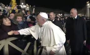 Pope Francis visibly annoyed slaps woman’s hand away after rough grab – then apologizes – Video