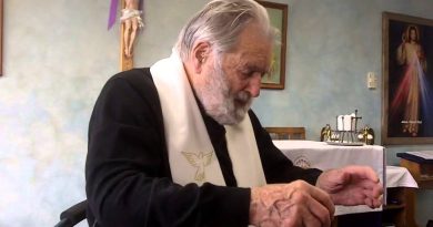SAY THIS MIRACLE PRAYER DAILY & It will change Your Life! 95 Year old Healing Priest – 20 million views…