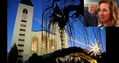 Medjugorje Today December 18, 2020: Visionary talks about getting your house ready for Christmas – “Postcards with Santa Clause or a tree are not Christmas cards.”  Focus on”Beautiful traditions”