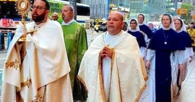 Powerful Jesus in Times Square: Priests & Nuns Lead Beautiful Eucharistic Procession in NYC