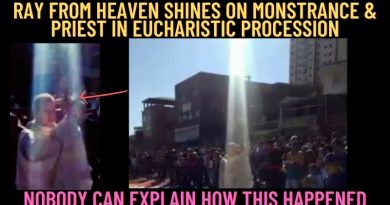 MIRACLE RAY FROM HEAVEN BEAMS ON MONSTRANCE & PRIEST IN EUCHARISTIC PROCESSION